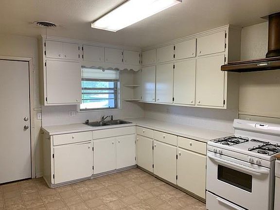 2nd image of 680 S Lillian St