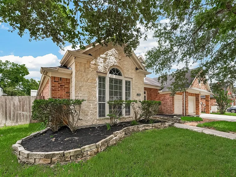 706 Silver Creek Cir — Photo 3
