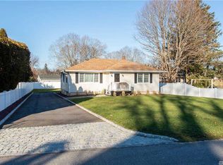 315 Wicks Rd, New Suffolk, NY 11956