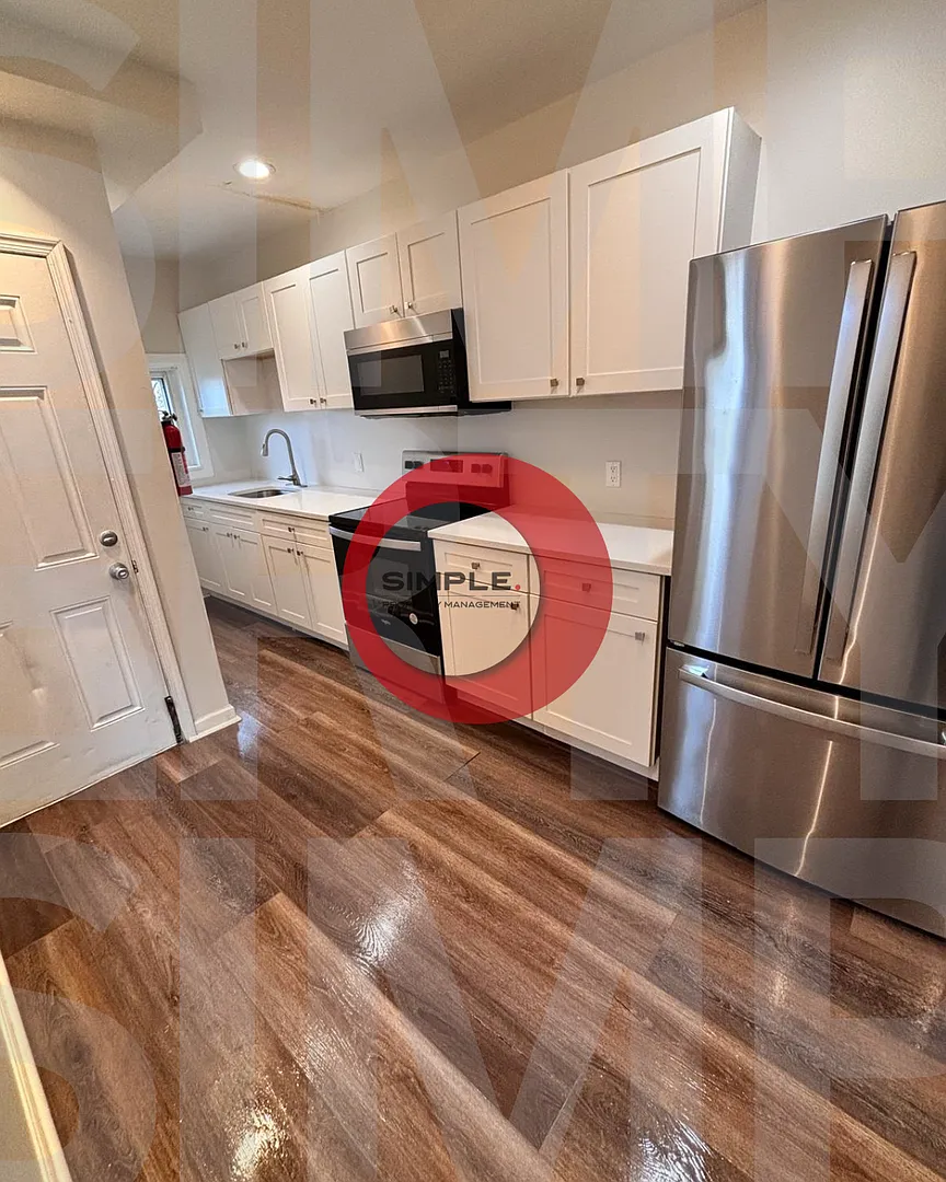 4 bedroom 1 bath house with off street parking — Photo 1