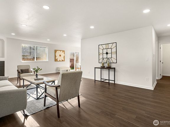 3rd image of 1524 199th Street E
