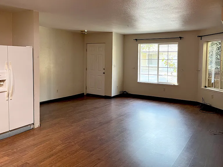 2460 Halsey Cir — Photo 11