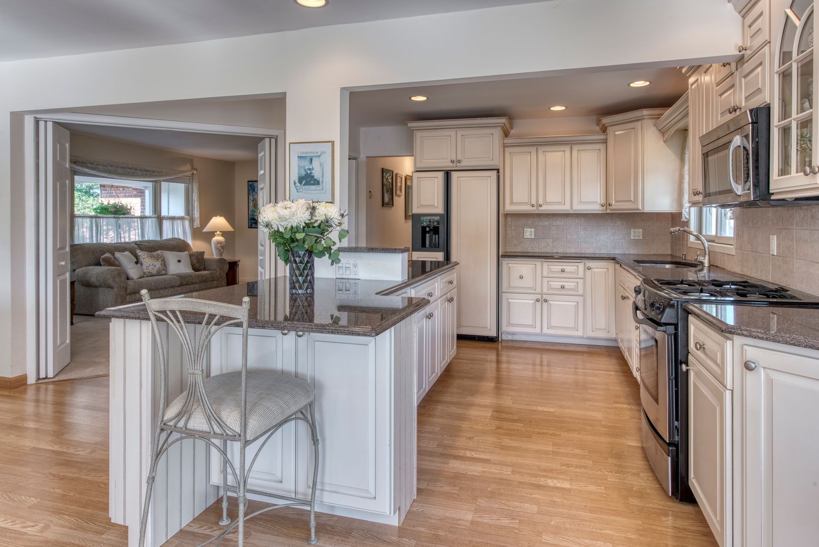  The well equipped kitchen is open to the living and dinning area.