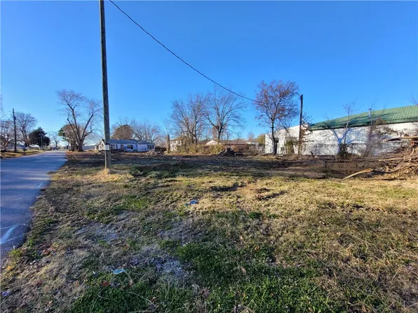 1 W Rogers St #B, Lincoln, AR 72744