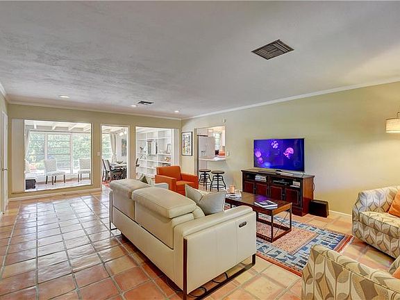 4th image of 1550 Highland Ln