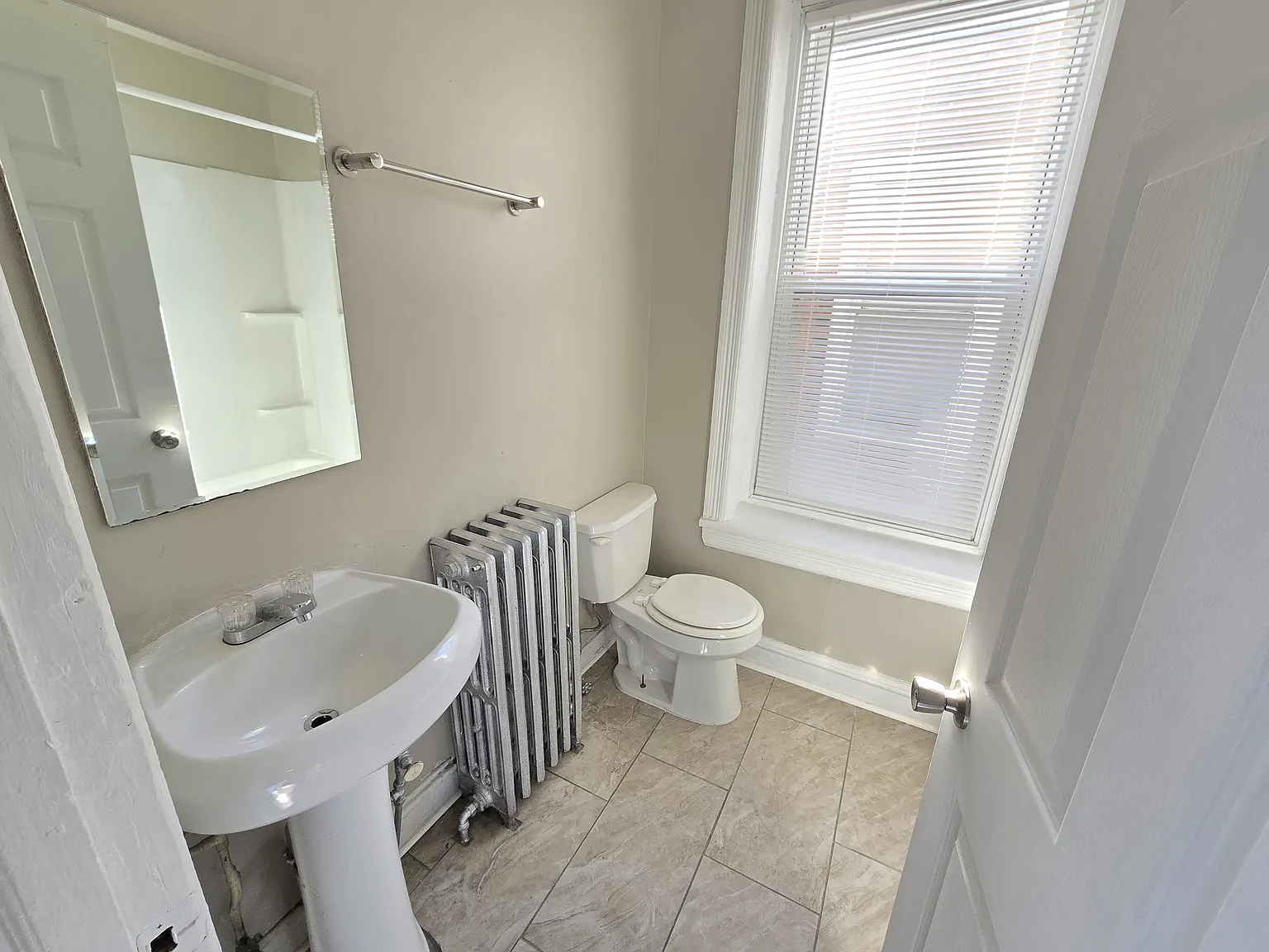 3 bed, 1300 sqft, $1,600 — Photo 2