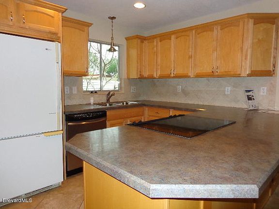 3rd image of 1340 Arlington Cir