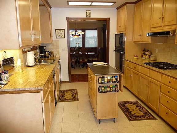Kitchen w/Granite Countertops