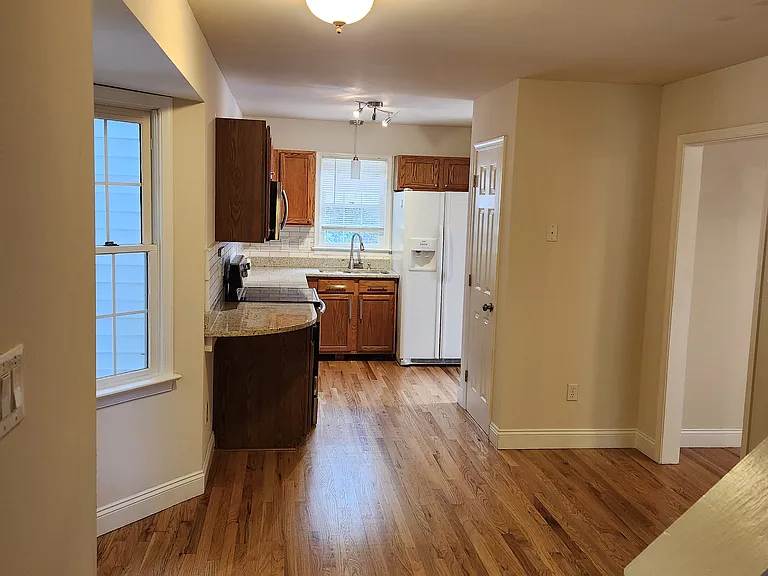 10937 Point Grey Rd — Photo 3