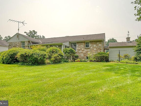 3rd image of 1105 Hampton Garth