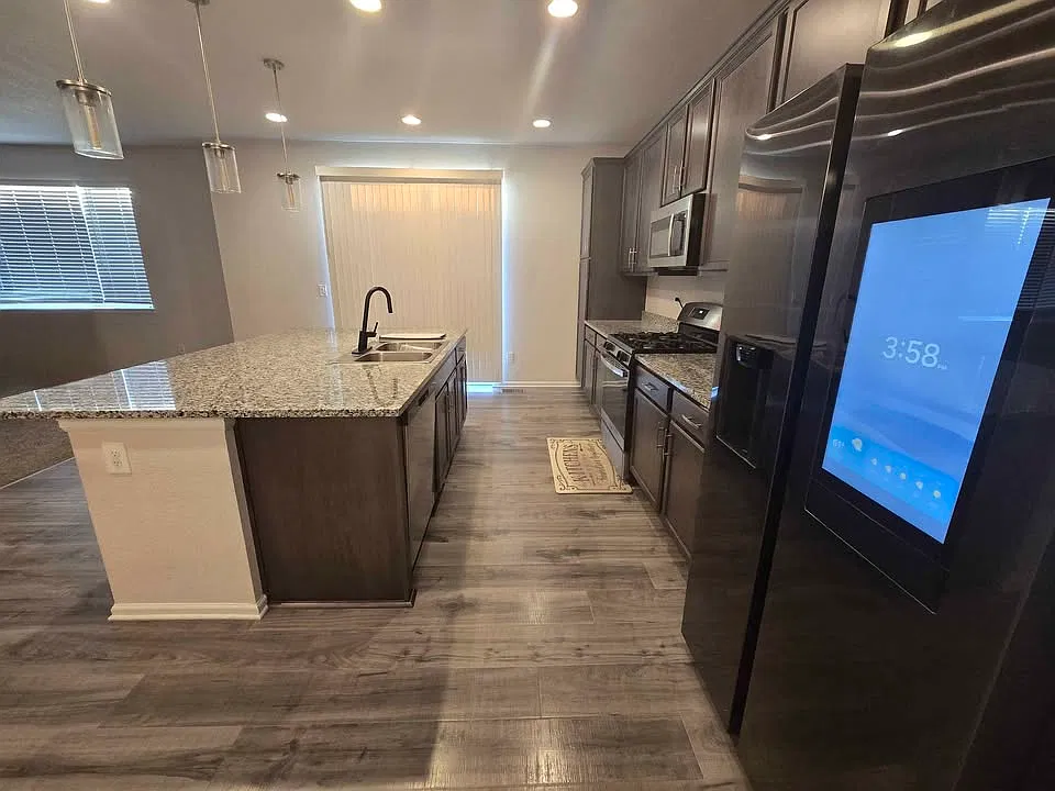 3 bed, 2.5 bath, 2444 sqft, $3,000 — Photo 3
