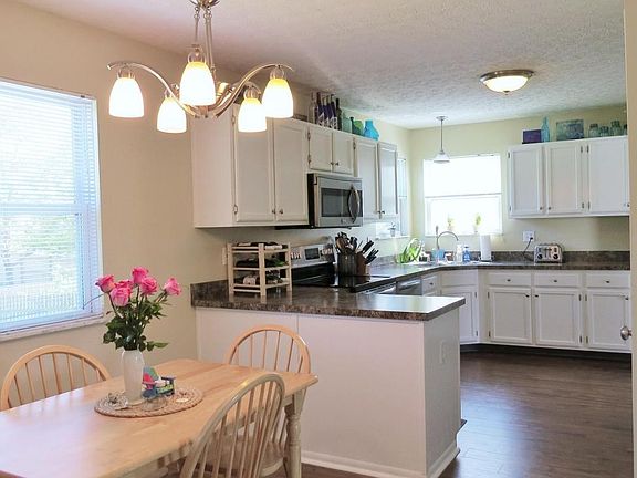 4th image of 806 Lescar Ln