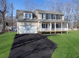 2 Tomahawk Ct, Warwick, RI 02886