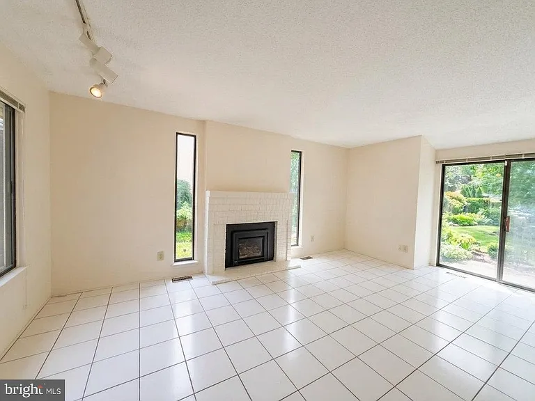 83 Sayre Dr — Photo 6