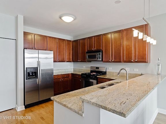 4th image of 1600 S Prairie Ave #1209