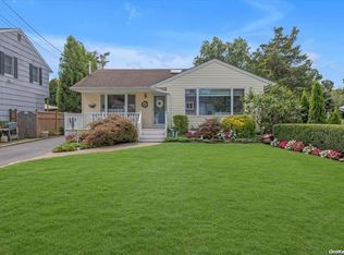 29 Sherman St, Huntington, NY 11743