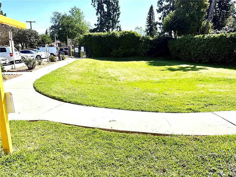 684 E Lee Pl — Photo 8