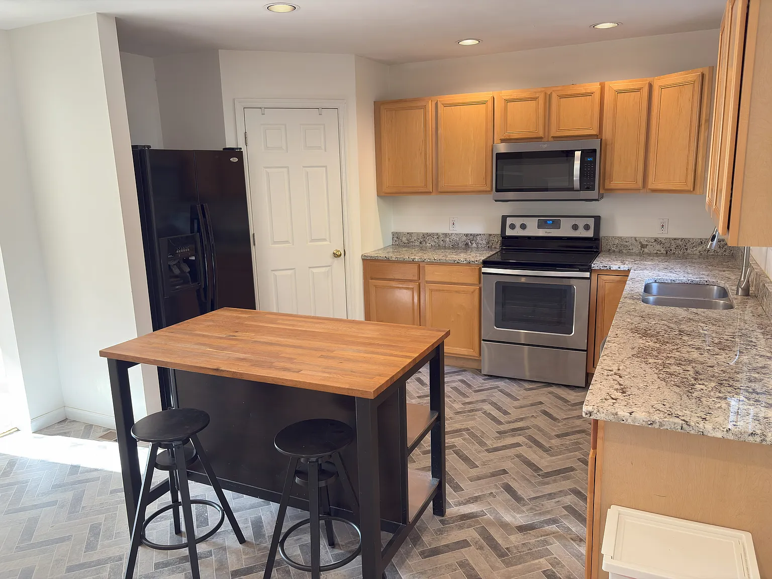 3 bed, 2.5 bath, 1612 sqft, $2,700 — Photo 2