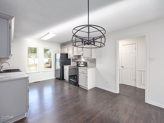 4th image of 32 Emerson Dr