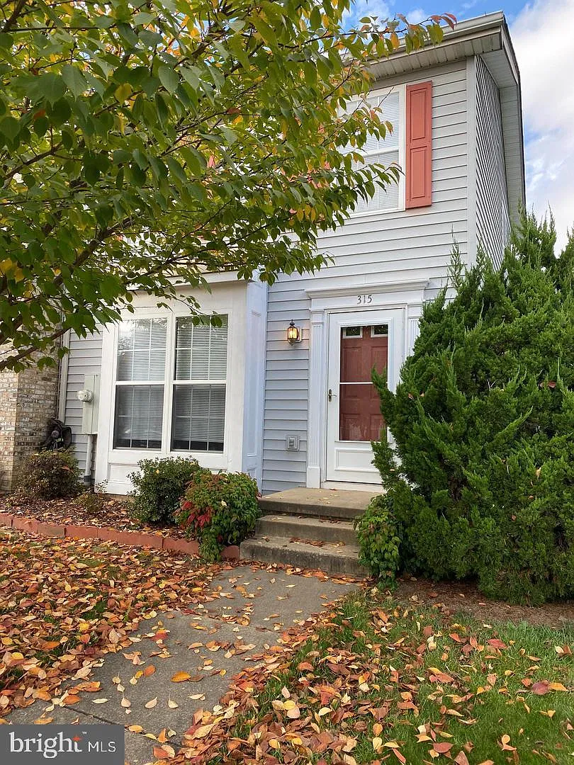 2 bed, 1.5 bath, 894 sqft, $1,600 — Photo 1
