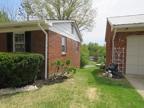 3rd image of 2738 Hillview Dr