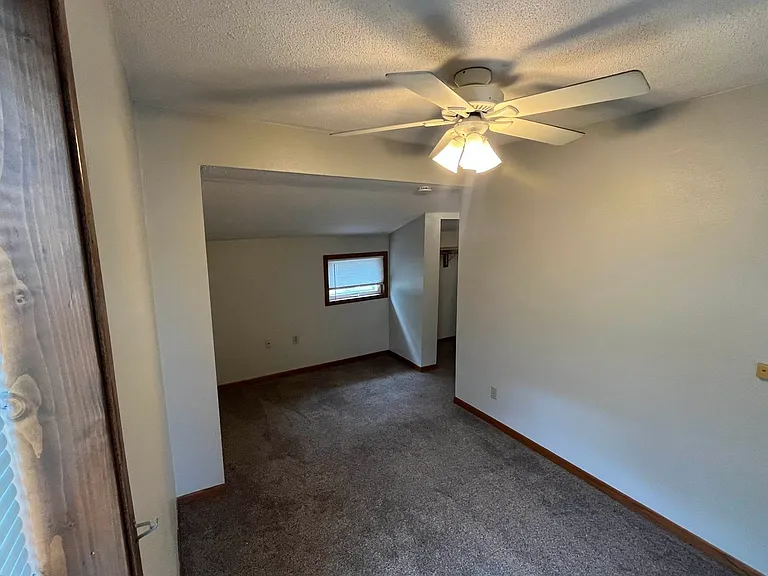 927 E Grand Ave — Photo 8