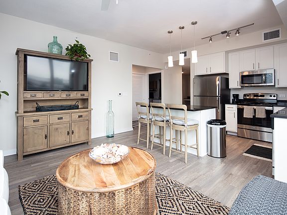 3rd image of 635 E New Haven Ave #201
