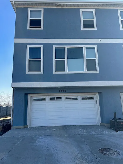 3 bed, 2.5 bath, 1940 sqft, $2,350 — Photo 2