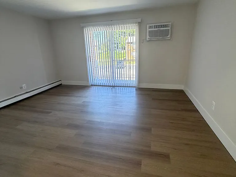 Livingstone Apartment Homes — Photo 12