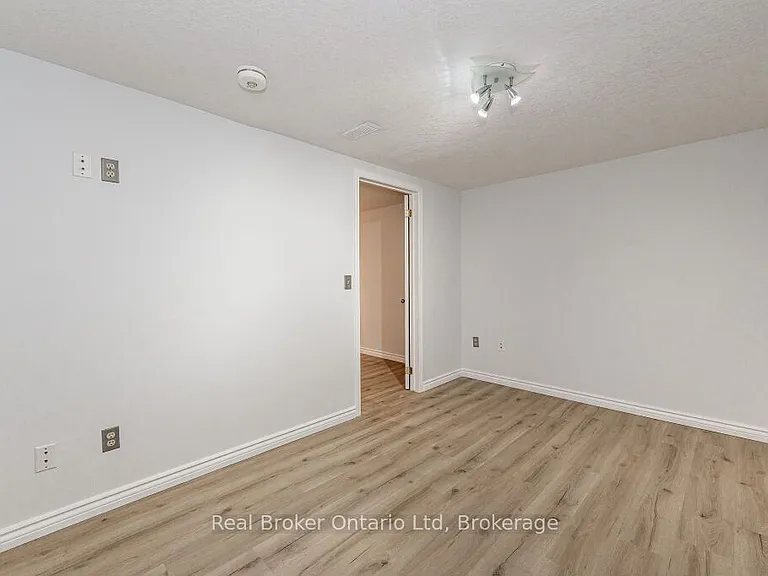 195 Edinburgh Rd S #LOWER — Photo 15