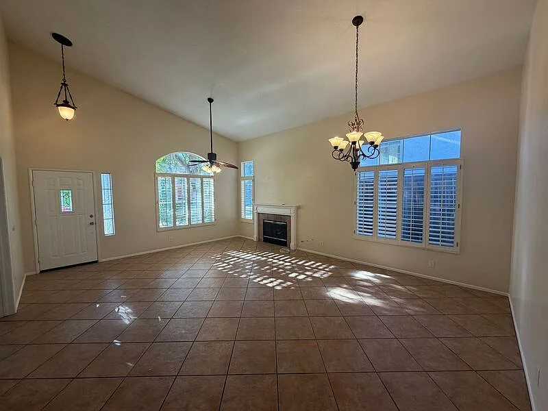 5 bed, 3.0 bath, 2292 sqft, $3,495 — Photo 3