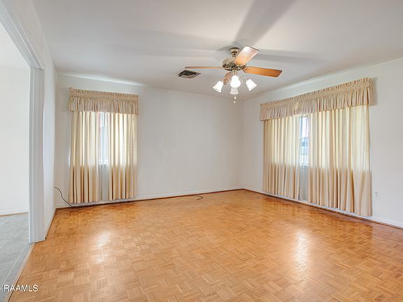 4th image of 100 Maple Dr
