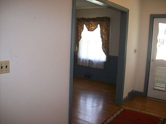 5th image of 319 Peach St