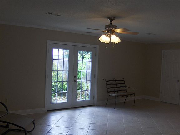 Large Den w/ access to yard