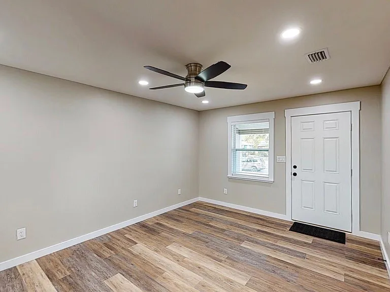 3207 N 6th Ave — Photo 2