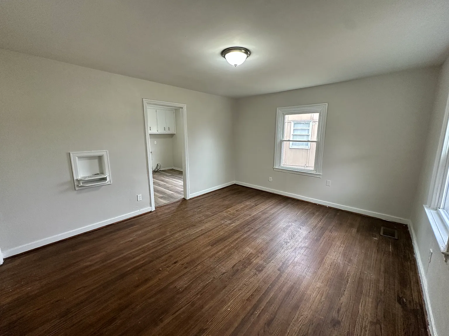 3 bed, 902 sqft, $1,100 — Photo 2