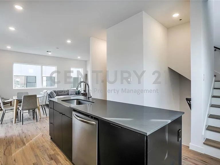 427 W 10th St #303 — Photo 5