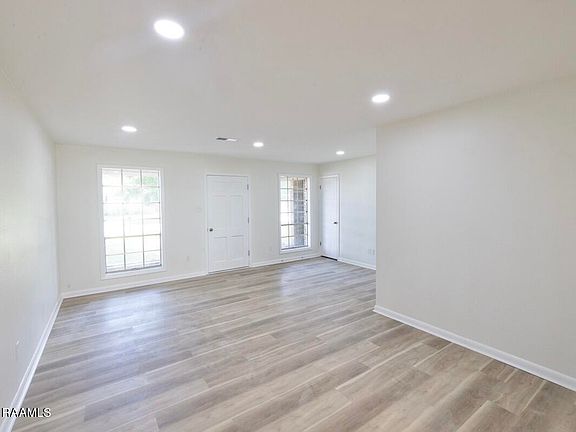 4th image of 100 Crawford St