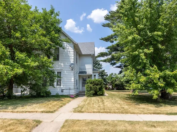 305 2nd Ave NW, Farley, IA 52046