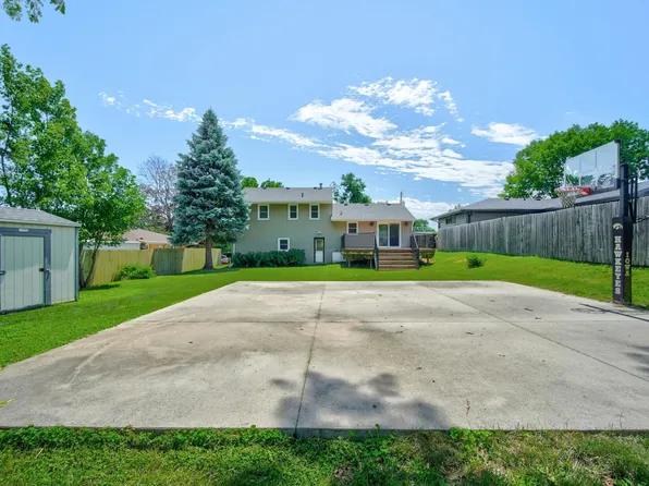 7205 Maple Dr, Urbandale, IA 50322