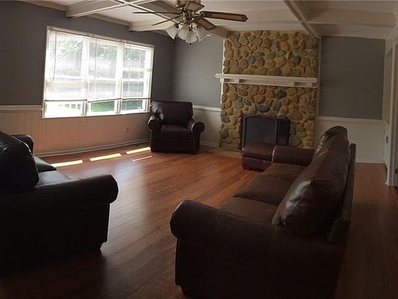 Family room w/built ins
