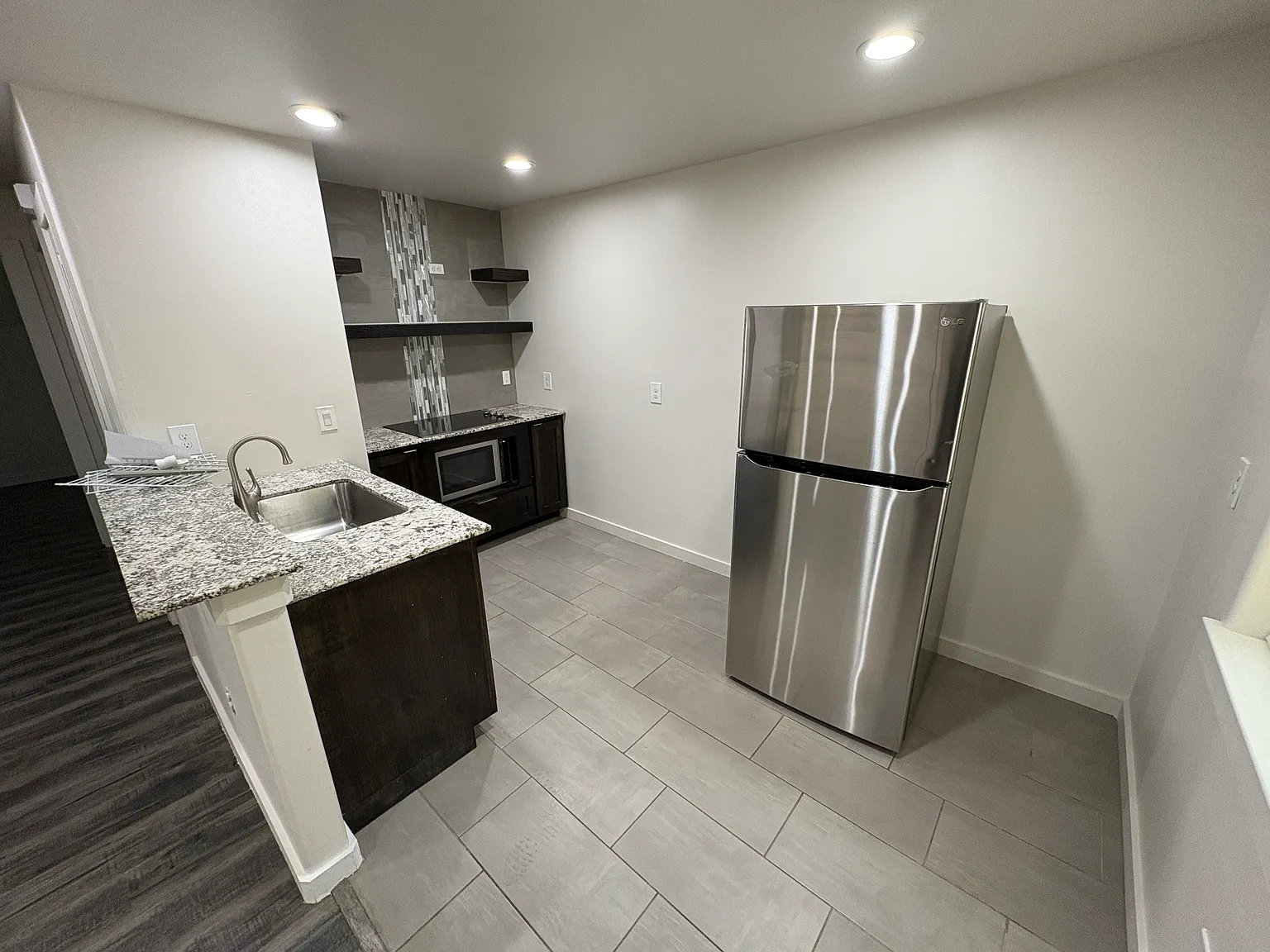2 bed, 650 sqft, $1,590 — Photo 2