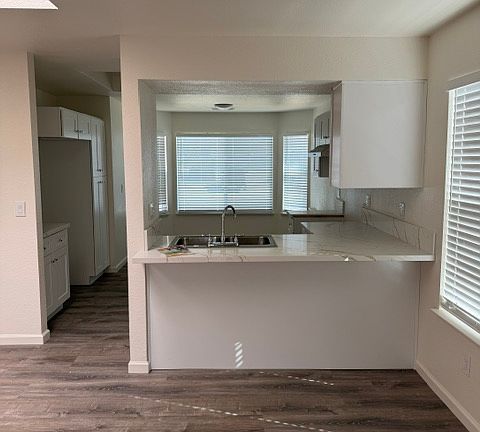 5th image of 370 W Beechwood Dr