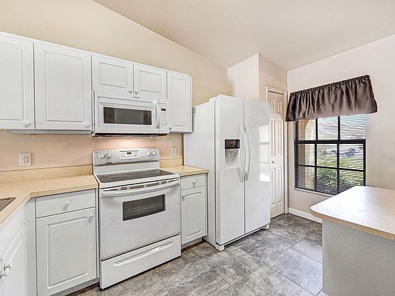 Kitchen w 5 appliances