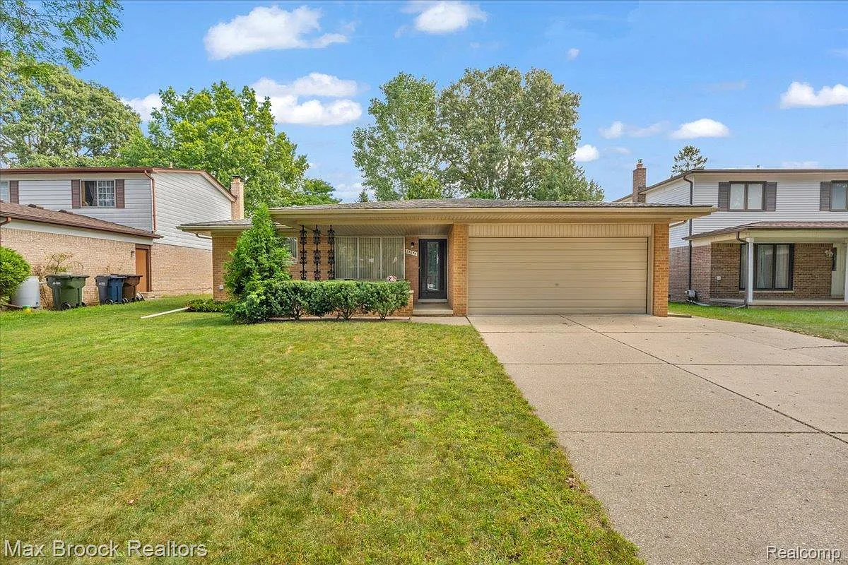35656 Saxony Dr photo 1