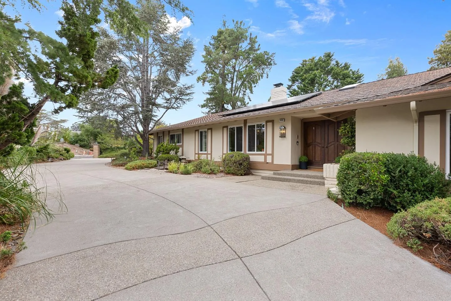 1430 Lakeview Dr photo 1