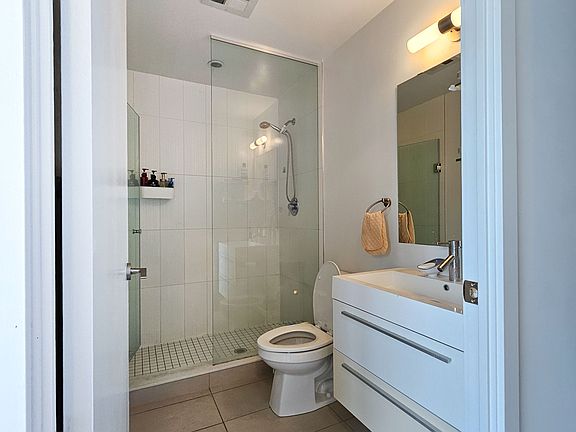 5th image of 297 College St Unit 1221