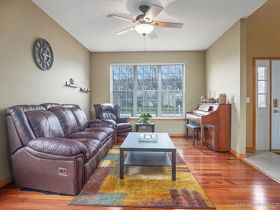 3rd image of 225 Somerset Dr