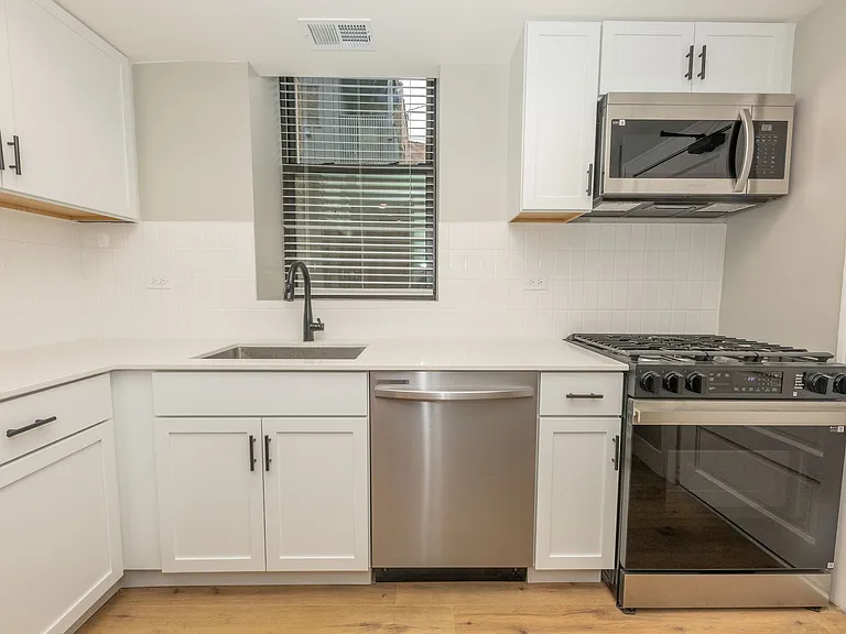 605 Hinman — Photo 7