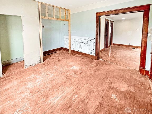 4th image of 427 E 5th St